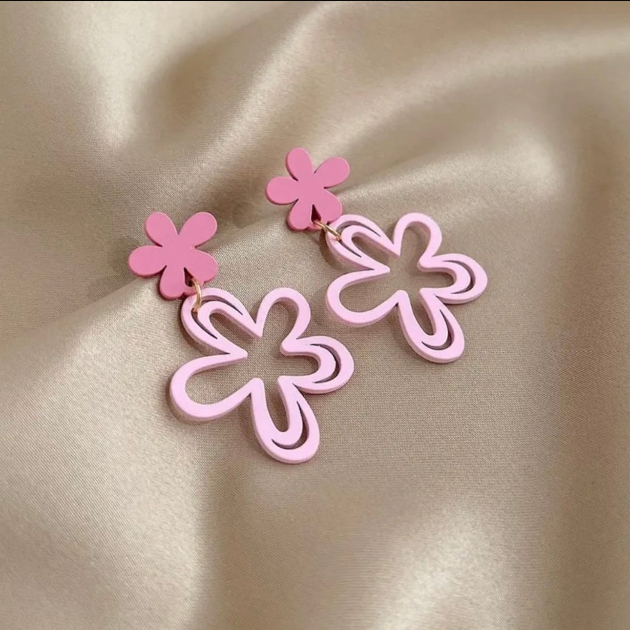 ๐ธ Title:
Pink Floral Drop Earring
