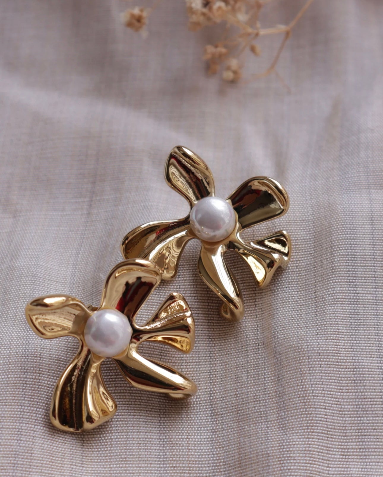 Golden Bloom Pearl Earrings đ¸â¨