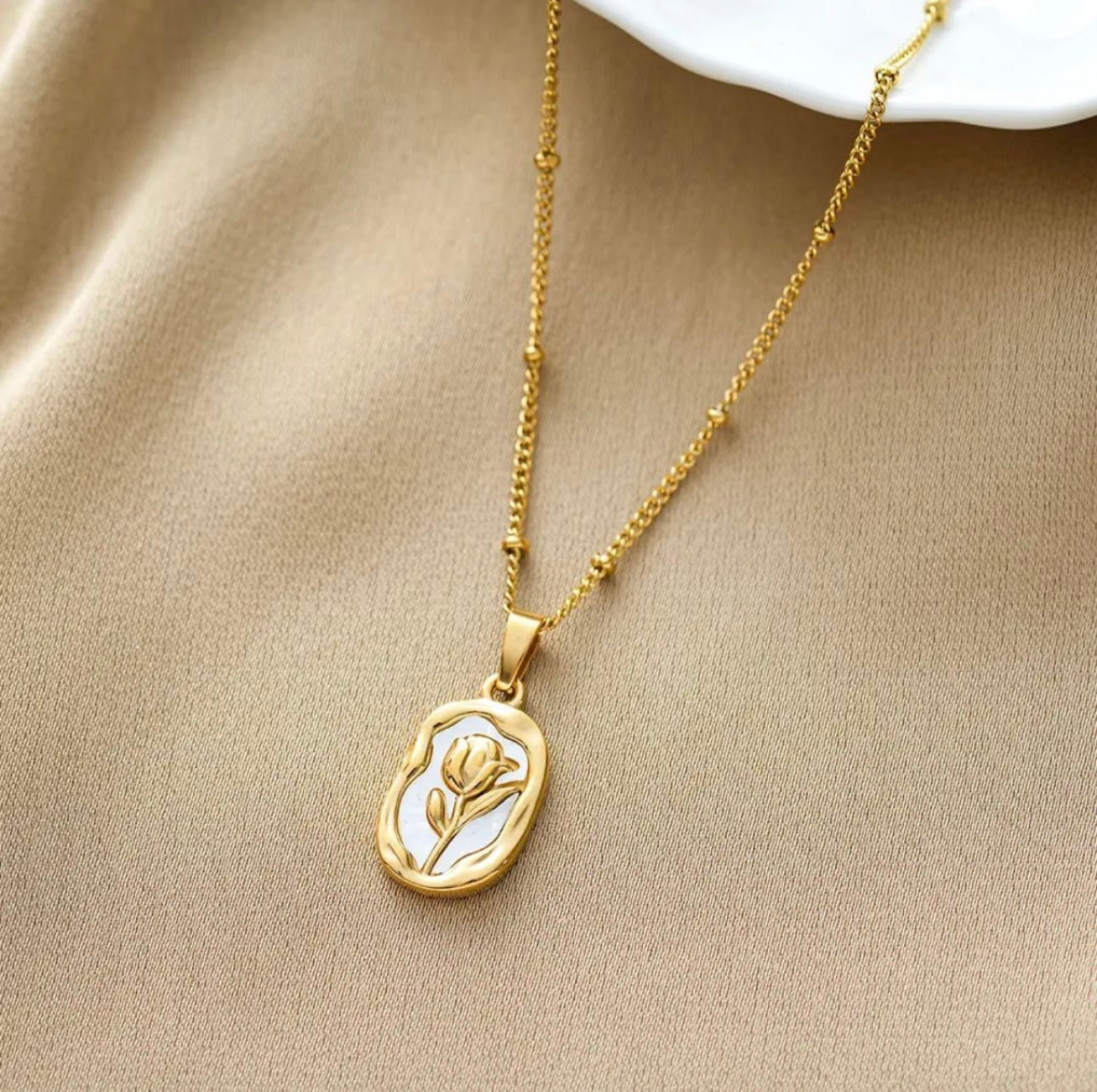Rose Blossom Pendant Necklace โ Timeless Golden Elegance ๐นโจ