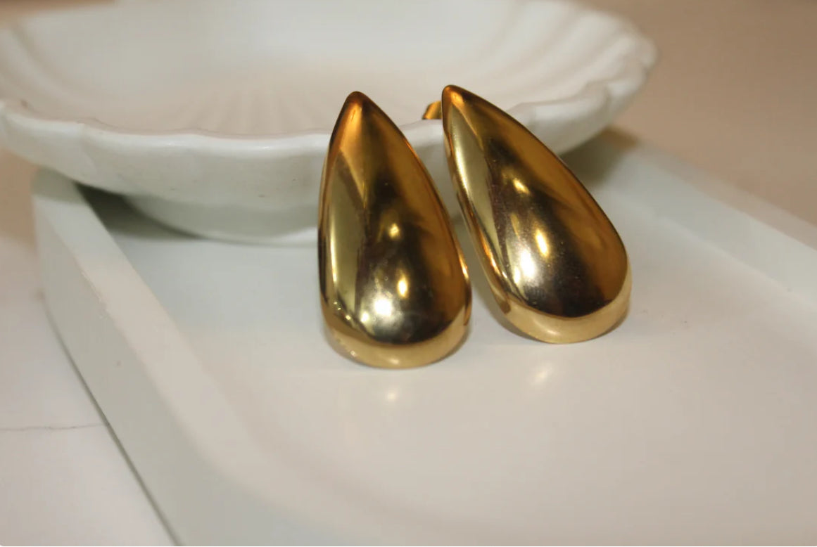 Golden Teardrop Statement Earrings đâ¨