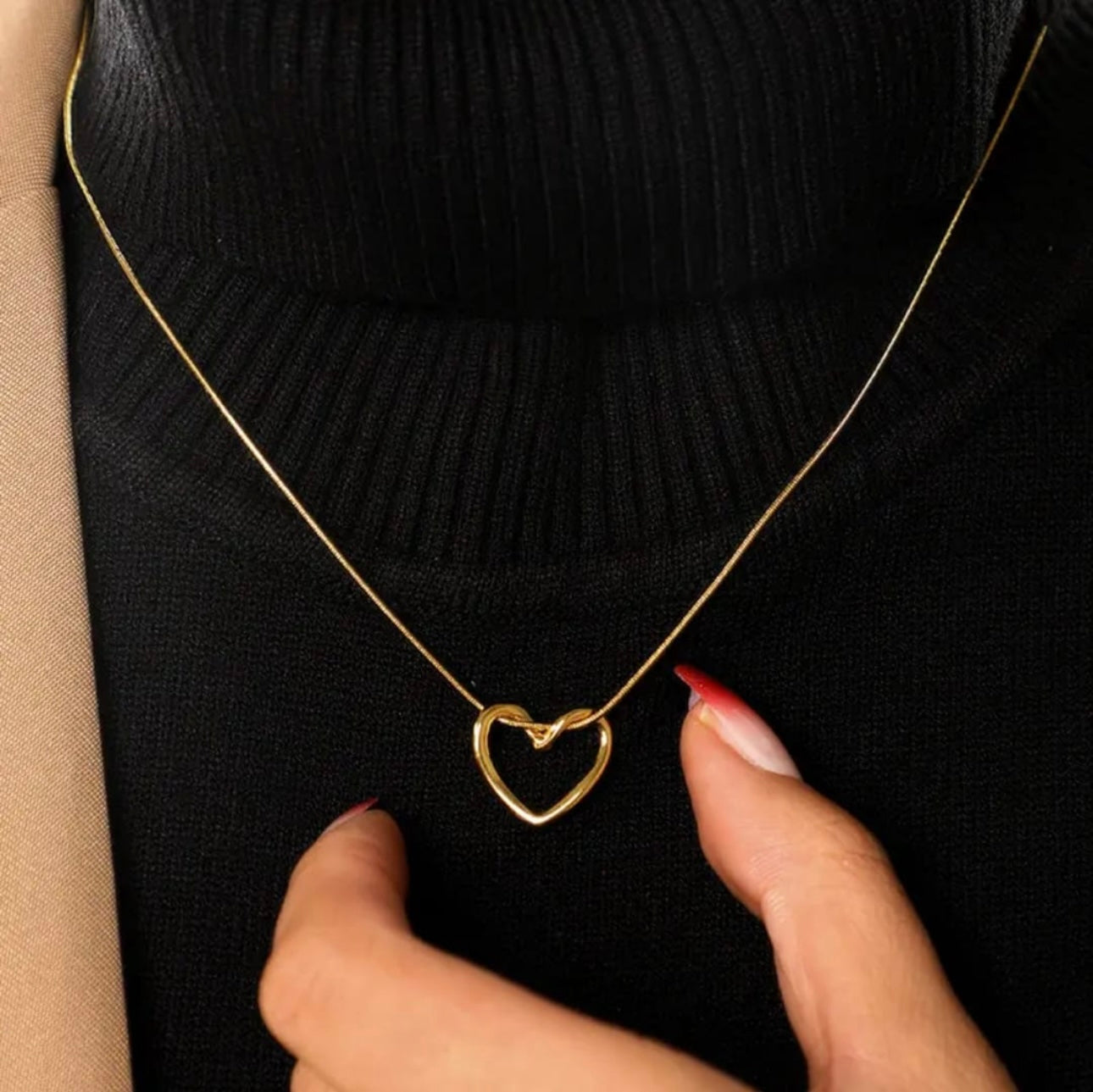Minimalist Gold Heart Necklace – Fayra Jewels