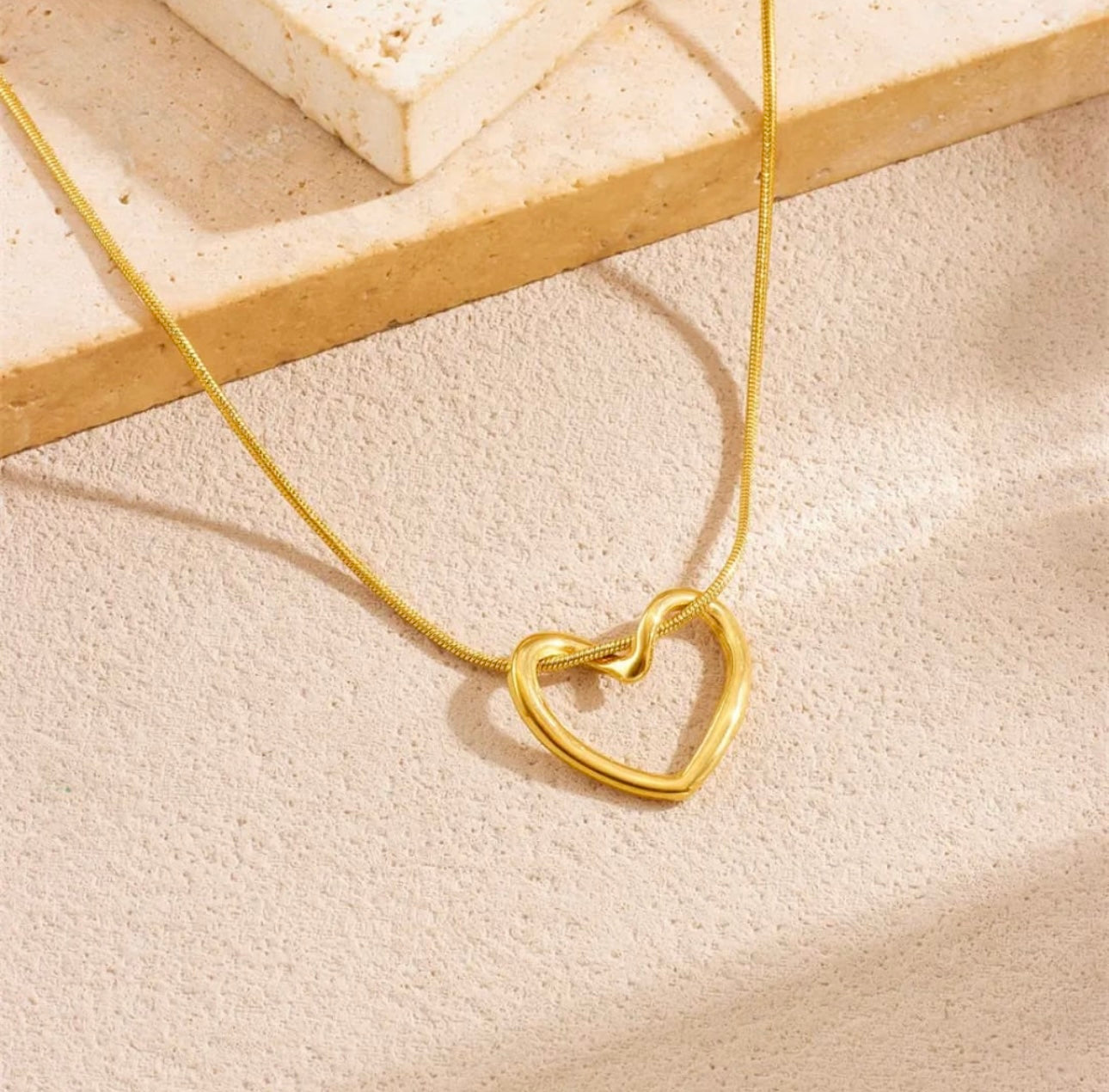 Minimalist Gold Heart Necklace – Fayra Jewels